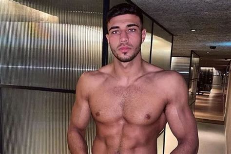 Tommy Fury strips off to tease his bulging muscles in cheeky snap